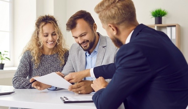 Couple investing with advisor_600x350 Couple investing with advisor_600x350